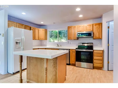 Kitchen - 667 Kamapheema Pl, Eugene, OR 97405 photo 2 of 3