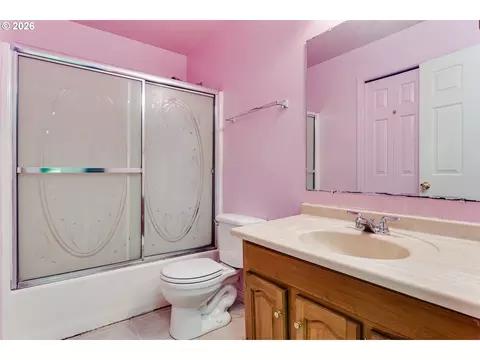 Bath - 667 Kamapheema Pl, Eugene, OR 97405 photo 1 of 2