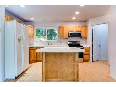 Kitchen - 667 Kamapheema Pl, Eugene, OR 97405 photo 1 of 3