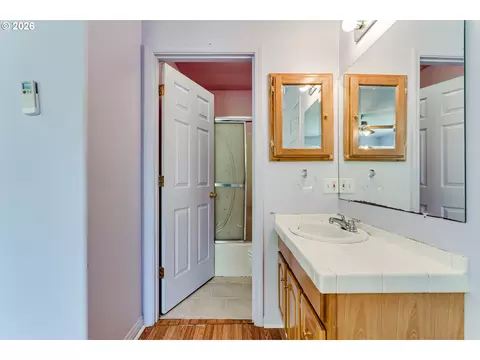 Bath - 667 Kamapheema Pl, Eugene, OR 97405 photo 2 of 2