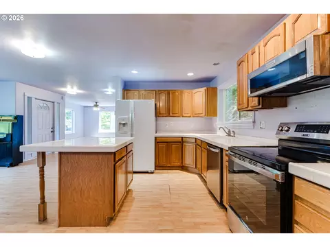Kitchen - 667 Kamapheema Pl, Eugene, OR 97405 photo 3 of 3
