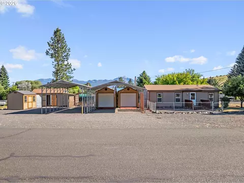 261 1st St, Prairie City, OR 97869