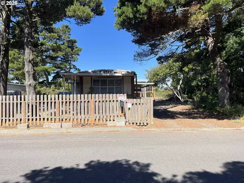 415 Myeena Loop, Florence, OR 97439