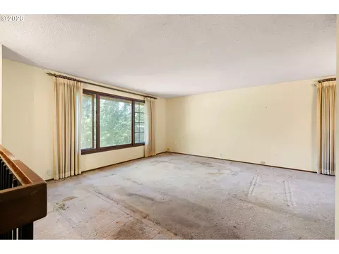 Living - 2872 Greentree Way, Eugene, OR 97405 photo 3 of 10
