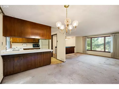 Living - 2872 Greentree Way, Eugene, OR 97405 photo 5 of 10