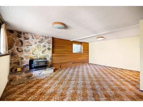 Living - 2872 Greentree Way, Eugene, OR 97405 photo 8 of 10