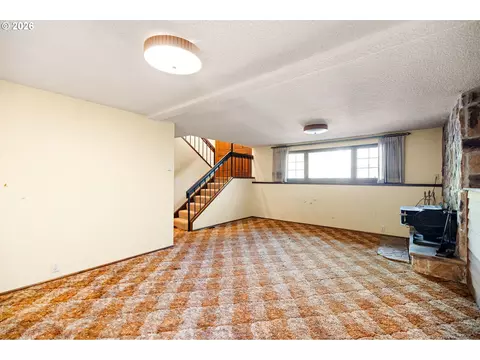Living - 2872 Greentree Way, Eugene, OR 97405 photo 10 of 10