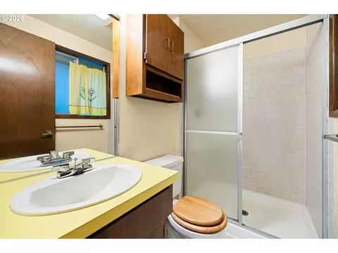 Bath - 2872 Greentree Way, Eugene, OR 97405 photo 2 of 2