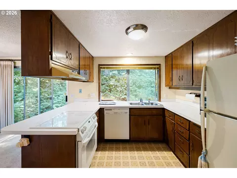 Kitchen - 2872 Greentree Way, Eugene, OR 97405 photo 2 of 3