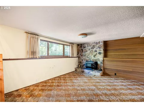 Living - 2872 Greentree Way, Eugene, OR 97405 photo 7 of 10