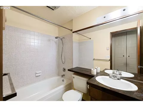Bath - 2872 Greentree Way, Eugene, OR 97405 photo 1 of 2