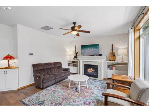 Living - 38619 Miller St, Sandy, OR 97055 photo 2 of 3