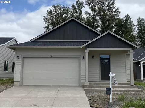 702 Tigerlily St, Silverton, OR 97381