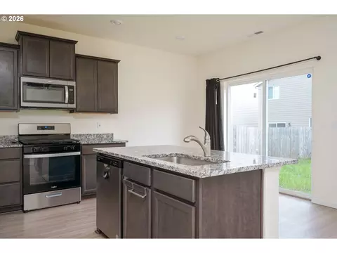 Kitchen - 4215 SW Myrtle Ave, Gresham, OR 97080 photo 4 of 5