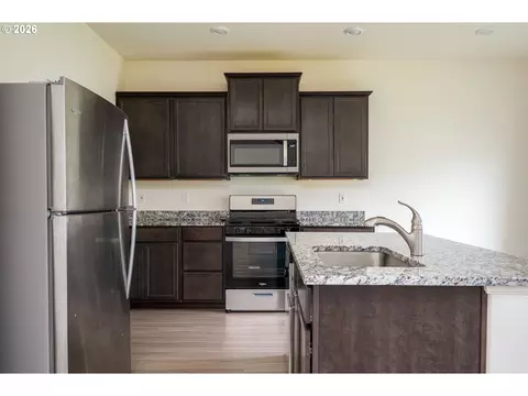 Kitchen - 4215 SW Myrtle Ave, Gresham, OR 97080 photo 3 of 5