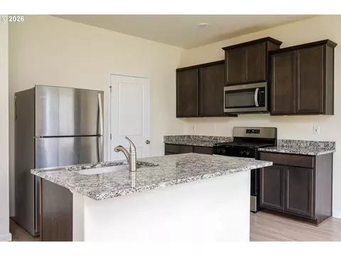 Kitchen - 4215 SW Myrtle Ave, Gresham, OR 97080 photo 2 of 5