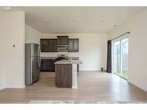 Kitchen - 4215 SW Myrtle Ave, Gresham, OR 97080 photo 5 of 5