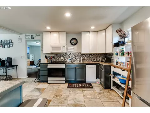 Kitchen - 525 21st St, Springfield, OR 97477 photo 1 of 2
