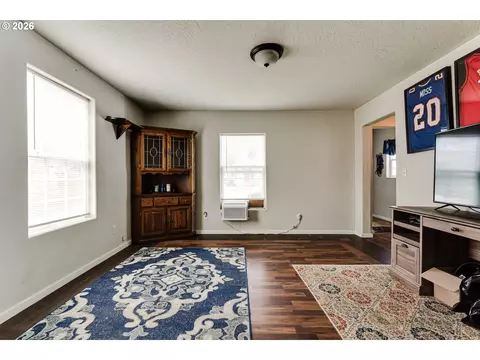 Living - 525 21st St, Springfield, OR 97477 photo 2 of 2