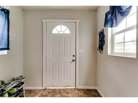 Entry Way - 525 21st St, Springfield, OR 97477 photo 1 of 1