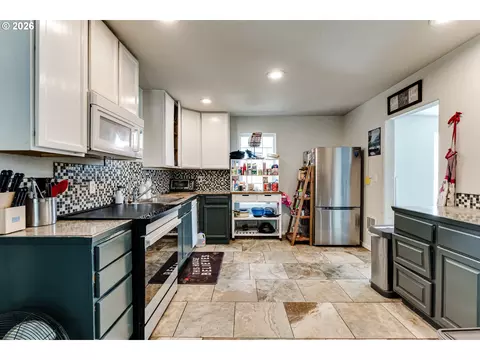 Kitchen - 525 21st St, Springfield, OR 97477 photo 2 of 2