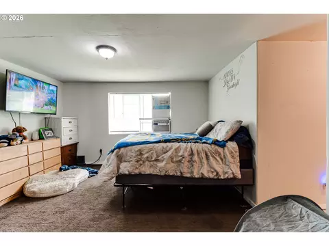 Bedroom - 525 21st St, Springfield, OR 97477 photo 4 of 9