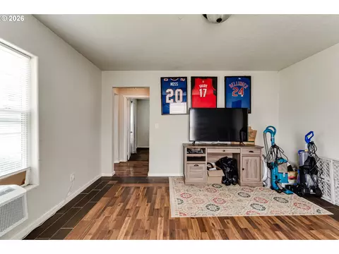 Living - 525 21st St, Springfield, OR 97477 photo 1 of 2