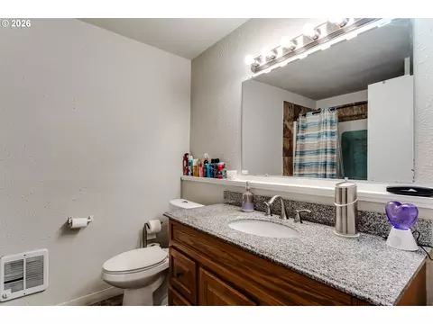 Bath - 525 21st St, Springfield, OR 97477 photo 1 of 1