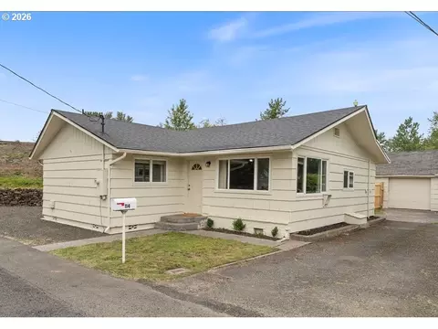 114 Cherry St NW, Castle Rock, WA 98611