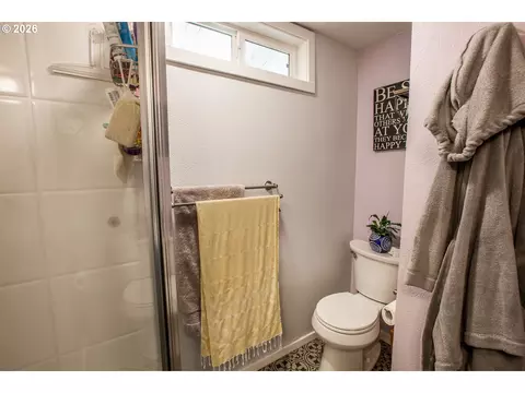 Bath - 740 65th St, Springfield, OR 97478 photo 3 of 6