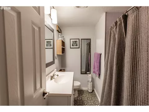 Bath - 740 65th St, Springfield, OR 97478 photo 6 of 6