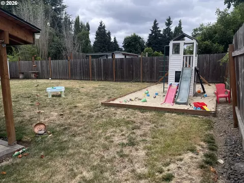 Exterior - 740 65th St, Springfield, OR 97478 photo 5 of 7