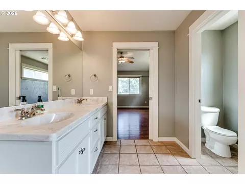 Bath - 2353 Rollie Loop, Eugene, OR 97405 photo 5 of 8