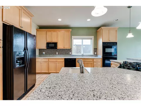 Kitchen - 2353 Rollie Loop, Eugene, OR 97405 photo 5 of 8
