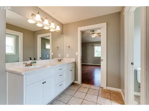 Bath - 2353 Rollie Loop, Eugene, OR 97405 photo 6 of 8