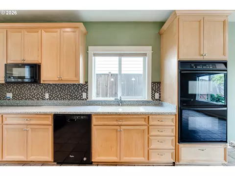 Kitchen - 2353 Rollie Loop, Eugene, OR 97405 photo 6 of 8