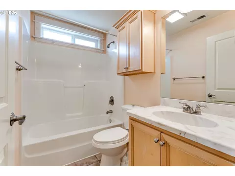 Bath - 2353 Rollie Loop, Eugene, OR 97405 photo 3 of 8