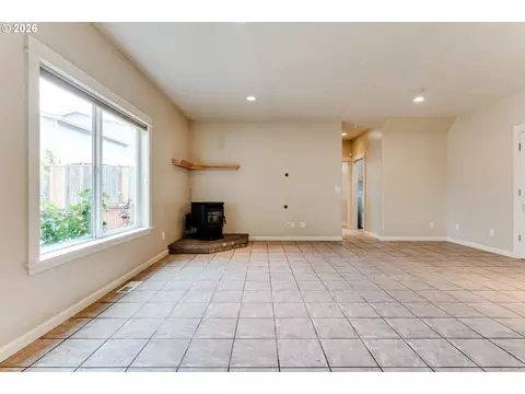 Living - 2353 Rollie Loop, Eugene, OR 97405 photo 2 of 3