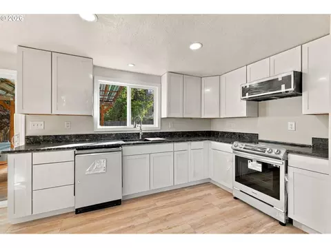 Kitchen - 2845 Hilyard St, Eugene, OR 97405 photo 2 of 7