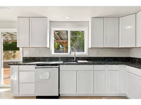 Kitchen - 2845 Hilyard St, Eugene, OR 97405 photo 3 of 7