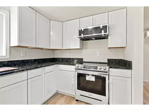 Kitchen - 2845 Hilyard St, Eugene, OR 97405 photo 4 of 7