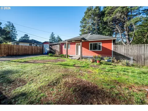 426 Ackerman Ave, Coos Bay, OR 97420