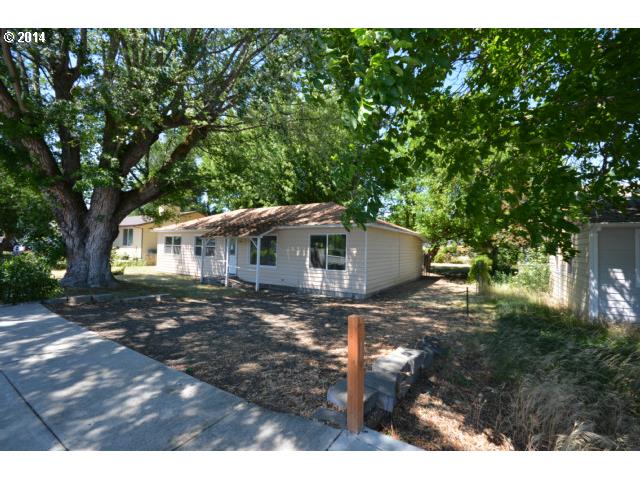 747 Chenowith Loop Rd, The Dalles, OR 97058 photo 1