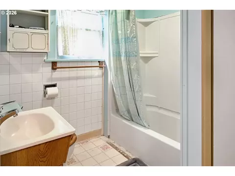 Bath - 16990 SE Foster Rd, Gresham, OR 97080 photo 1 of 1