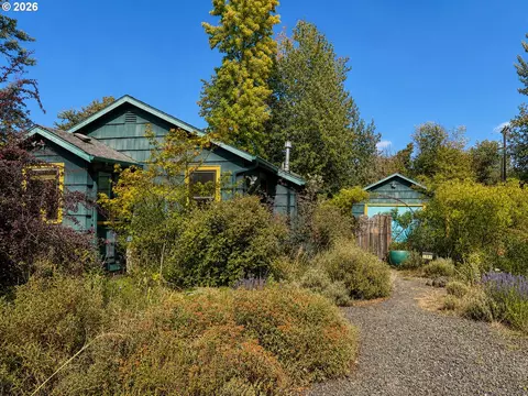 1387 Arthur St, Eugene, OR 97402 photo 2