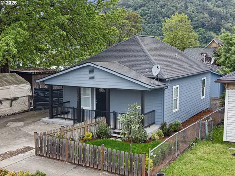1354 SE Pine St, Roseburg, OR 97470