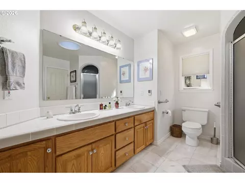 Bath - 5260 Overbrook Ln, Eugene, OR 97405 photo 2 of 3