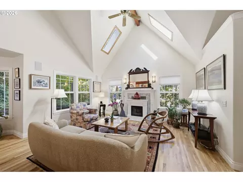 Living - 5260 Overbrook Ln, Eugene, OR 97405 photo 1 of 2