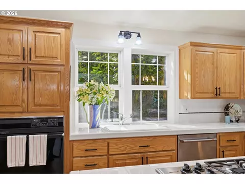 Kitchen - 5260 Overbrook Ln, Eugene, OR 97405 photo 5 of 7