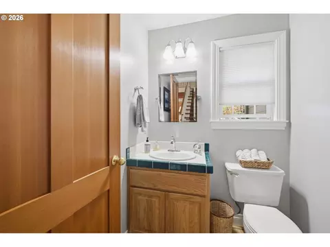 Bath - 5260 Overbrook Ln, Eugene, OR 97405 photo 1 of 3